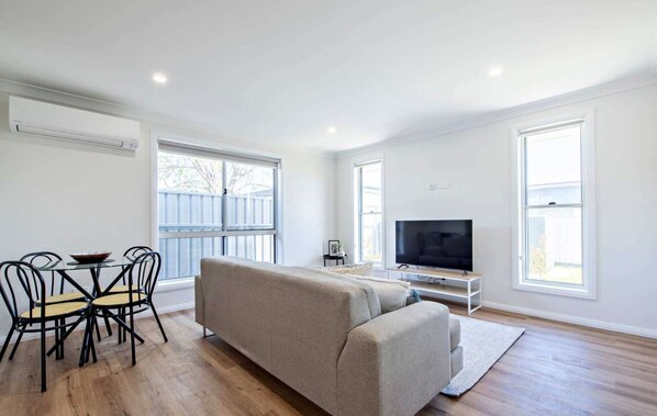Cozy Getaway| Modern, Garden View