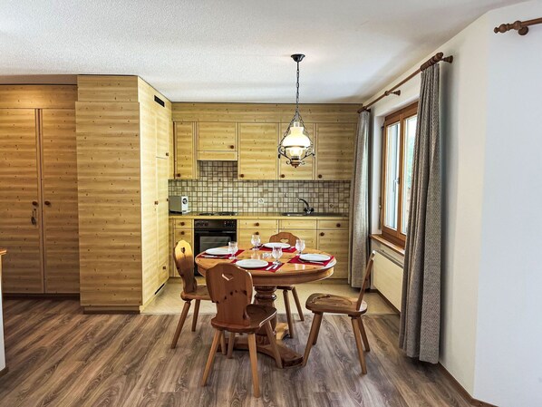 Meubles, Propriété, Table, Cabinetry, Bois, Design Intérieur, Chaise, Fenêtre, Sol, Sol