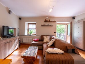 Meubles, Propriété, Cabinetry, Fenêtre, Bois, Design Intérieur, Confort, Salon, Éclairage, Sol