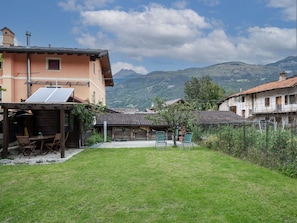 Nuage, Ciel, Plante, Bâtiment, Montagne, Fenêtre, Maison, Lot Terre, Arbre, Herbe