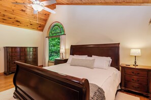 Amazingly comfortable 3rd floor king bed...