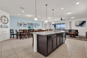 Gourmet kitchen with central island and state-of-the-art appliances, ideal for creating entertaining recipes!