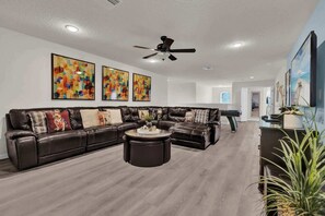 Spacious and bright living room, ideal for relaxing and entertaining guests!