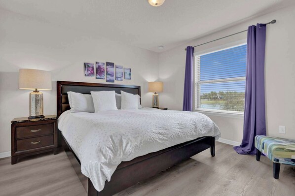 Luxurious master bedroom with King size bed en suite, ideal to rest after a long day!
