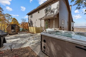 Hot Tub, Sauna & Cold Plunge!