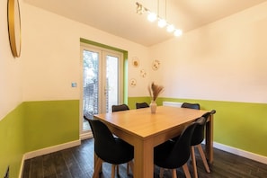 Moresby Way, Peterborough - Host & Stay
