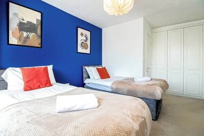 Wiltshire Way, Bletchley - Host & Stay