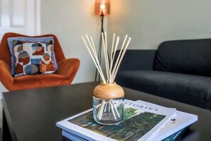 Wiltshire Way, Bletchley - Host & Stay