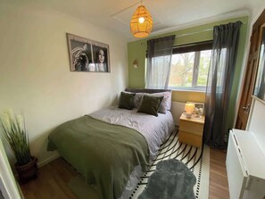 Cotman Close, Milton Keynes - Host & Stay