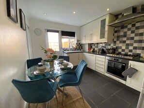 Cotman Close, Milton Keynes - Host & Stay
