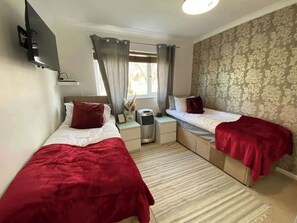 Cotman Close, Milton Keynes - Host & Stay