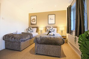 Chicksands Avenue, Milton Keynes - Host & Stay