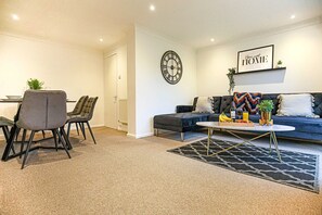Chicksands Avenue, Milton Keynes - Host & Stay