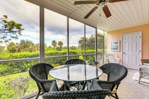 Screened Patio | Outdoor Dining