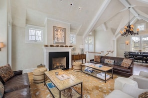1.02-spruce-house-telluride-living-room
