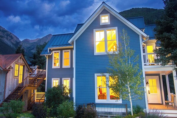 1-Telluride-Spruce-House-Ext-V12.jpg