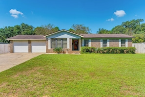 Property Exterior | Driveway (6 Vehicles)