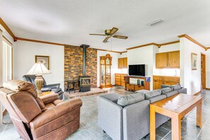 Living Room | Free WiFi | Central A/C & Heating