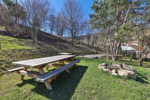 L'espace grill à côté du terrain de pétanque saura vous accueillir