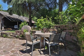 Une magnifique terrasse privative et sa meule originalevous attend
