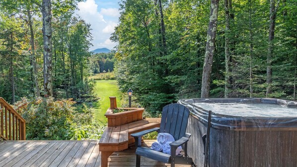 Hot tub on deck w/ superior views!