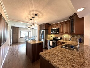 Feature:Kitchen Island,refrigerator,oven/stove,microwave,dishwasher,coffee maker