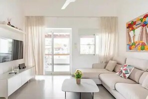 Room Mare F-302  Share  Save (1122)