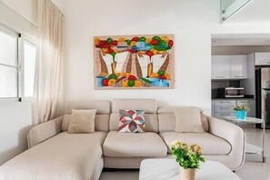 Room Mare F-302  Share  Save (1123)