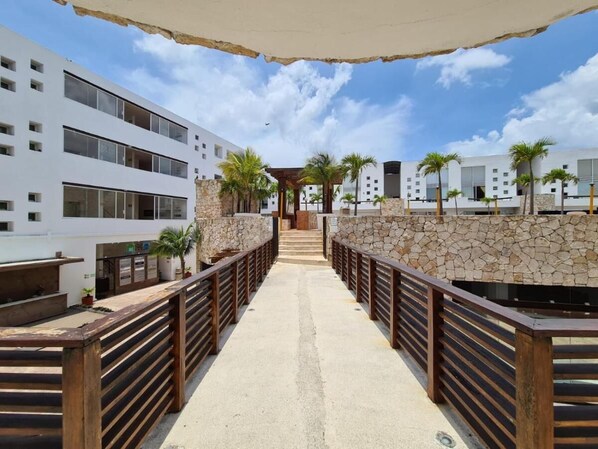 Vista frontal de la propiedad