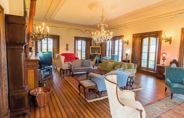 Victorian-styled living room while providing updated and comfortable furniture. 