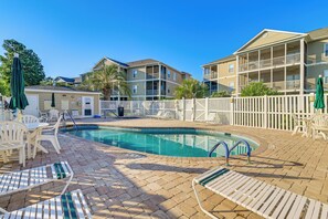 Community Pool | Deerfield Links
