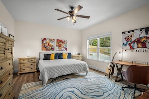King bedroom with en suite bathroom