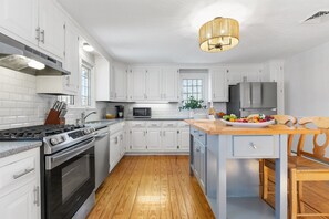 Effortless cooking! Our kitchen is stocked with everything you need.