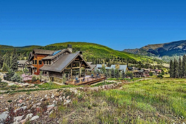 Set in a picturesque mountain landscape, this stunning home offers breathtaking views and an expansive outdoor area, perfect for enjoying the beauty of nature in complete comfort.