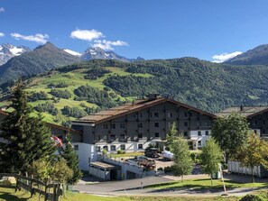 L'Eau, Nuage, Ciel, Bâtiment, Plante, Fenêtre, Piscine, Arbre, Maison, Loisir