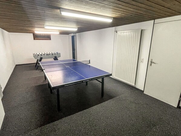 Tabelle, Gebäude, Halle, Interior Design, Holz, Die Architektur, Flooring, Fussboden, Wand, Schatten