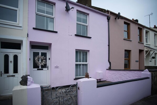 Pink Cottage - 4 Bedrooms & Hot Tub - Tenby (23878)