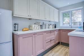 Pink Cottage - 4 Bedrooms & Hot Tub - Tenby (23867)