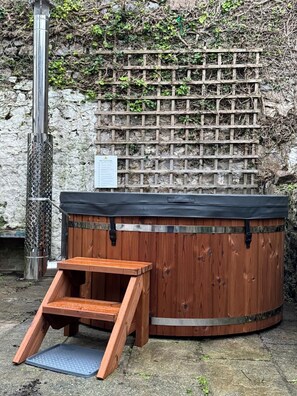 Pink Cottage - 4 Bedrooms & Hot Tub - Tenby (24575)