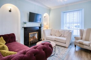 Pink Cottage - 4 Bedrooms & Hot Tub - Tenby (24077)