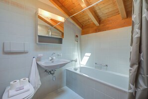 Badezimmer mit Badewanne