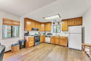 Kitchen: Fully-equipped kitchen, drip coffee maker and Keurig coffee machine, 6-person dining table
