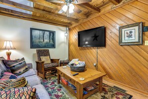 Living Room | Main Level | Smart TV | Books/Board Games