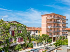 Nuage, Ciel, Plante, Bâtiment, Fenêtre, Bleu Azur, Design Urbain, Voiture, Condominium, Arbre