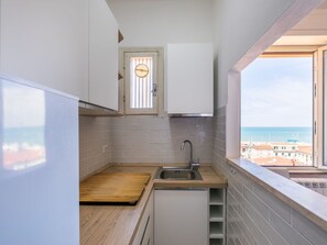 Robinet, Comptoir, Evier, Cabinetry, Évier, Propriété, Luminaire Plomberie, Bâtiment, Bois, Cuisine
