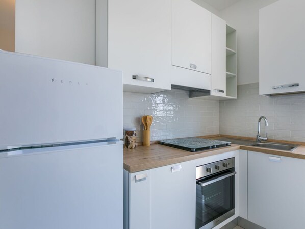 Spüle, Cabinetry, Eigentum, Countertop, Sinken, Weiss, Zapfhahn, Produkt, Küchengerät, Gebäude