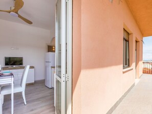 Gebäude, Fenster, Holz, Interior Design, Tabelle, Deckenventilator, Fussboden, Flooring, Grundeigentum, Hartholz