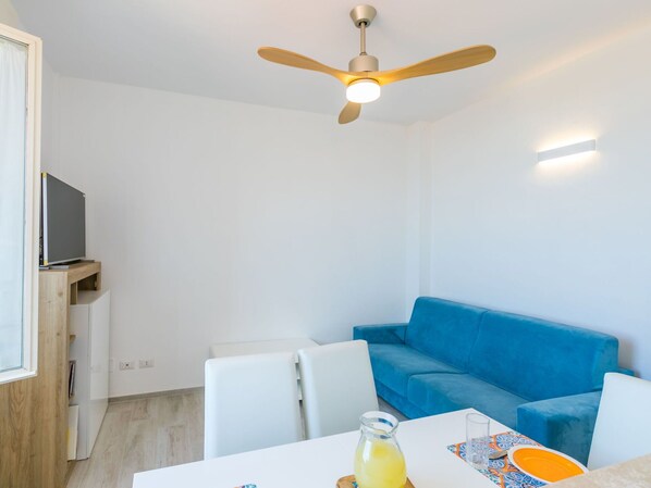 Tabelle, Eigentum, Couch, Deckenventilator, Orange, Beleuchtung, Interior Design, Gelb, Holz, Komfort