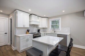 Studio - Fully-equipped kitchen.