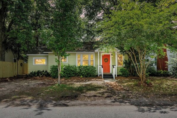 Welcome to your perfect Cozy Riveland Home + Carriage in James Island! 